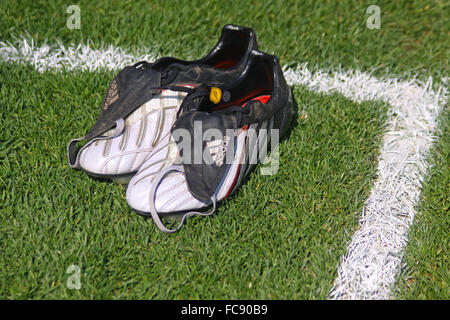 Coppia di Adidas scarpe da calcio in erba Foto Stock