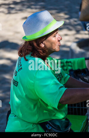 Donna venditore, spiaggia Flamengo, Rio de Janeiro, Brasile Foto Stock