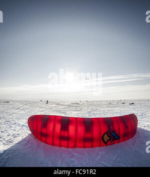 Kiteboarder con kite sulla neve Foto Stock