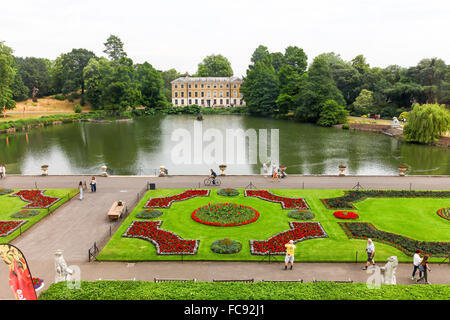 Il museo non 1, lo stagno e la biancheria da letto le piante nel parterre giardino presso i Giardini di Kew Royal Botanical Gardens Londra Inghilterra REGNO UNITO Foto Stock