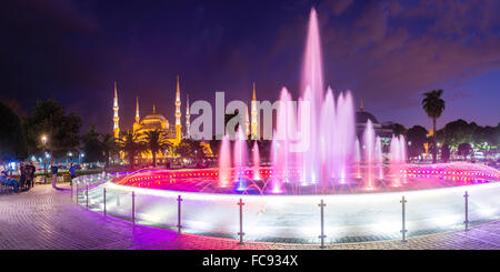 La Moschea Blu (Sultan Ahmed Moschea), il Sito Patrimonio Mondiale dell'UNESCO, e sulla piazza di Sultanahmet fontana di notte, Istanbul, Turchia Foto Stock