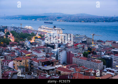 Lo Stretto del Bosforo e la nave di crociera di notte visto dalla Torre di Galata, Istanbul, Turchia, Europa Foto Stock