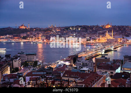 Moschee di notte nello storico quartiere di Sultanahmet di Istanbul, si vede attraverso il Golden Horn, Istanbul, Turchia, Europa Foto Stock