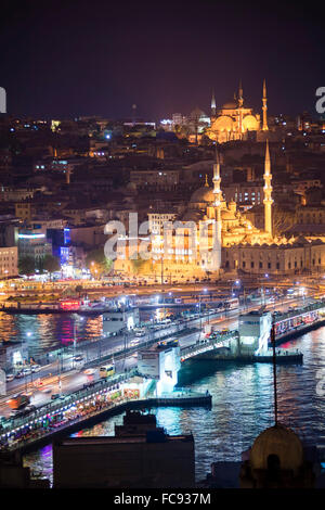 Nuova Moschea (Yeni Cami) e il Ponte Galata attraverso Golden Horn di notte visto dalla Torre di Galata, Istanbul, Turchia, Europa Foto Stock