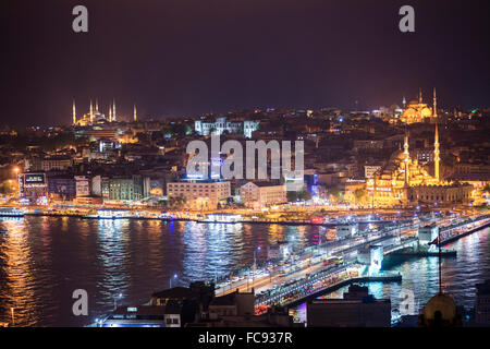 Istanbul di notte, con la moschea blu sulla sinistra, la Moschea di nuovo sulla destra e il Ponte Galata attraverso Golden Horn, Turchia, Europa Foto Stock