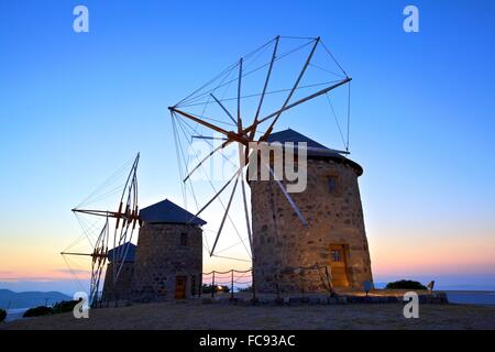 Mulini a vento illuminata di Chora, Patmos, Dodecaneso, isole greche, Grecia, Europa Foto Stock