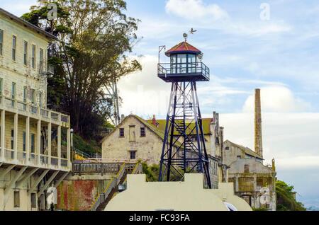 La vecchia torre di guardia sul penitenziario di Alcatraz island, ora un museo, a San Francisco, California, Stati Uniti d'America. Una vista della torre di avvistamento, Foto Stock