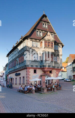 Taverna in una casa in legno e muratura, la città vecchia di Miltenberg, Franconia, Baviera, Germania, Europa Foto Stock