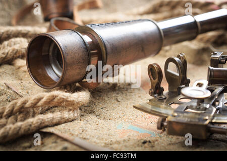 Set di strumenti nautici, distesi sulla sabbia e mappa vecchia. concetto avventura Foto Stock