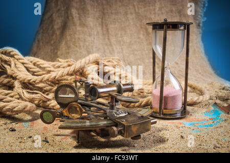 Set di strumenti nautici, distesi sulla sabbia e mappa vecchia. concetto avventura Foto Stock