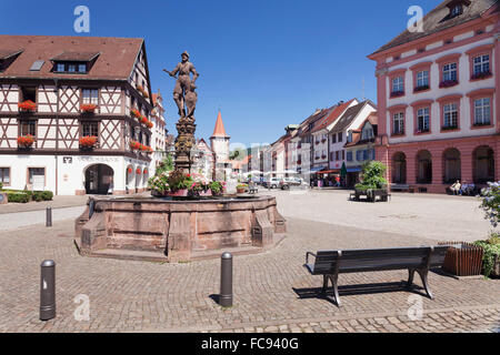 Fontana Roehrbrunnen, Obertorturm tower, Gengenbach, Kinzigtal Valley, Foresta Nera, Baden Wurttemberg, Germania Foto Stock