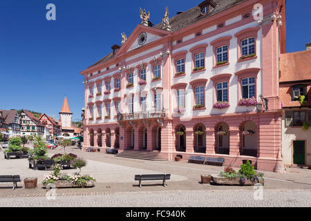 Il municipio sulla piazza del mercato, Obertorturm tower, Gengenbach, Kinzigtal Valley, Foresta Nera, Baden Wurttemberg, Germania Foto Stock