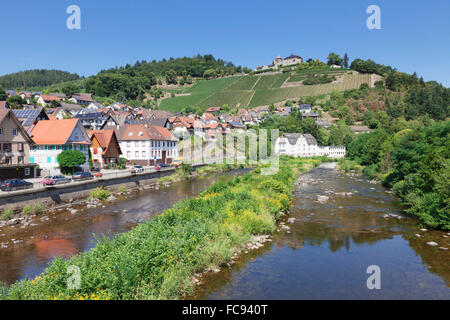 Il castello di Eberstein riflettendo in Murg River, Obertsrot vicino a Gernsbach, Valle Murgtal, Foresta Nera, Baden Wurttemberg, Germania Foto Stock