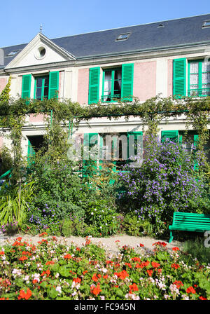 Parte della casa di Monet mostra le persiane verdi e pareti rosa, Giverny, in Normandia, Francia, Europa Foto Stock