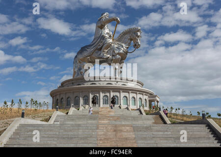 Enorme acciaio inox silver Chinggis Khaan (Gengis Khan) statua con cielo blu, Tsonjin Boldog, Tov Provincia, Mongolia centrale Foto Stock