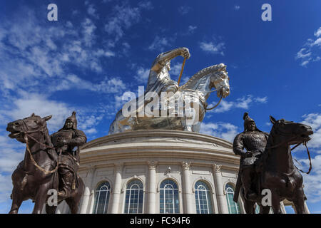 Enorme acciaio inox silver Chinggis Khaan (Gengis Khan) statua con cielo blu, Tsonjin Boldog, Tov Provincia, Mongolia centrale Foto Stock