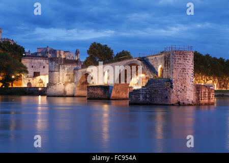 Ponte San Benezet oltre il Rodano con il Palazzo Papale, UNESCO, Avignon Vaucluse Provence, Provence-Alpes-Côte d'Azur, in Francia Foto Stock