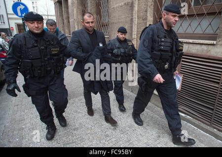 Imprenditore ceco Petr Sisak, non sulla foto e avvocato Ivo Hala, centro, quali la polizia ha di recente accusato in contumacia all'interno di un caso di frode di insolvenza, denunciato alla polizia di oggi, Mercoledì, 20 gennaio 2016, a dare la loro spiegazione relativa alla presunta manipolazione delle società " insolvenza, i loro avvocati della difesa ha detto a CTK. Sisak e Hala sono tra le 14 persone accusate nell'ambito di questo caso che coinvolge anche il lesive dei creditori e influenzare i giudici. La maggior parte dei sospettati sono stati arrestati durante il raid. © CTK/Alamy Live News Foto Stock