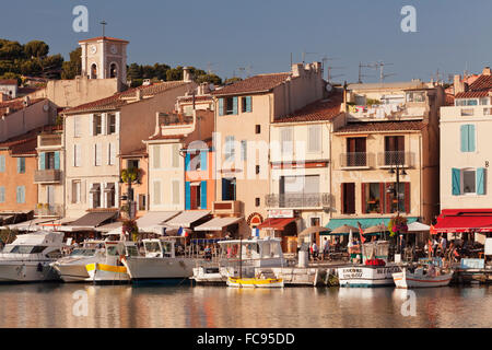Barche da pesca in porto e ristoranti sul lungomare, tCassis, Provenza, Provence-Alpes-Côte d'Azur, in Francia, Mediterranea Foto Stock