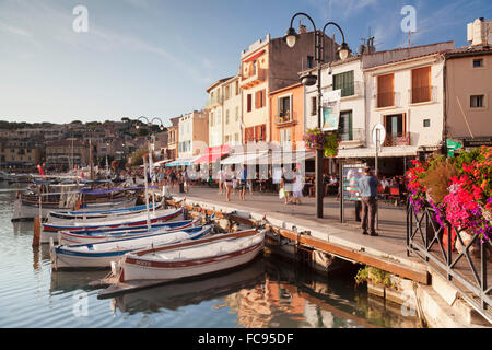 Barche da pesca al porto, Cassis, Provenza, Provence-Alpes-Côte d'Azur, in Francia Foto Stock