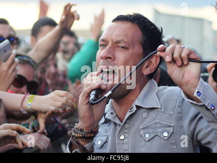 Rick Witter, front-uomo con passo 7, si avvicina al suo pubblico dopo il salto off stafe in fossa,Y non music festival, REGNO UNITO Foto Stock