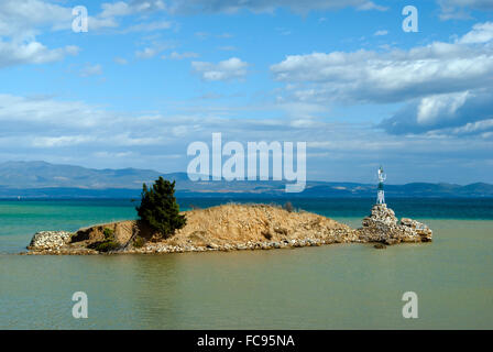 Piccolo faro in una giornata di sole con belle nuvole Foto Stock