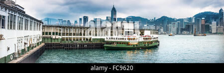 Skyline di Hong Kong da Star Ferry Terminal, Kowloon, Hong Kong, Cina, Asia Foto Stock