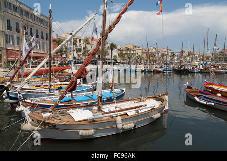 Tradizionali barche da pesca ormeggiate nel porto di Sanary-sur-Mer, Provence, Francia Foto Stock