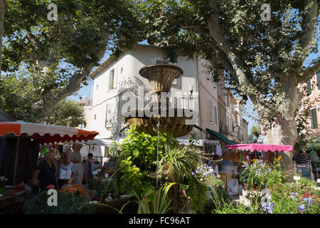 Tradizionale mercato all'aperto nella storica cittadina di Cassis, Cote d'Azur, Provence, Francia Foto Stock