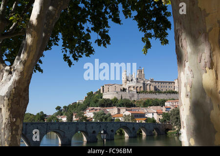 Pont Vieux oltre il fiume Orb con St. Nazaire nella cattedrale di Beziers, Languedoc-Roussillon, Francia, Europa Foto Stock