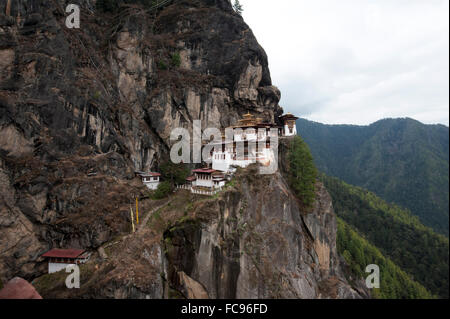 Taktsang Palphug monastero (Tiger's Nest monastero), un prominente sacro sito buddista aggrappato alla roccia di 3120 metri, Bhutan Foto Stock