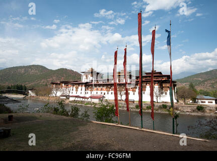 Bandiere di preghiera da Punakha Dzong (monastero), alla confluenza del Pho chu (padre) e Mo Chu (madre) fiumi, Punakha, Bhutan Foto Stock