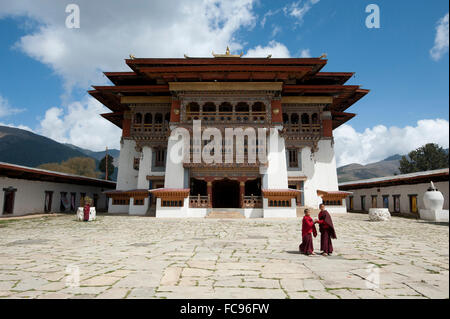 I monaci buddisti nel cortile di pietra di Gangtey dzong (monastero), il più grande monastero Nyingmapa del Bhutan - Asia Foto Stock
