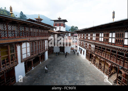 Cortile interno in Trongsa Dzong, stabilito nel 1543 che si affaccia sul fiume Mangde gorge, Bhutan Foto Stock