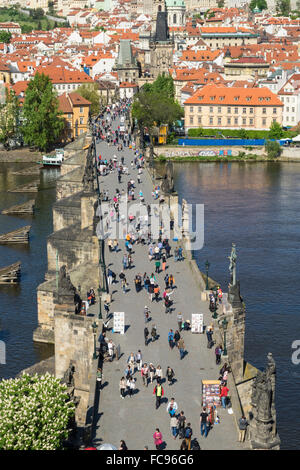 I turisti sul Ponte Carlo, Sito Patrimonio Mondiale dell'UNESCO, Praga, Repubblica Ceca, Europa Foto Stock