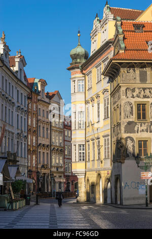 Strada tranquilla nel centro storico della città, sito Patrimonio Mondiale dell'UNESCO, la mattina presto, Praga, Repubblica Ceca, Europa Foto Stock