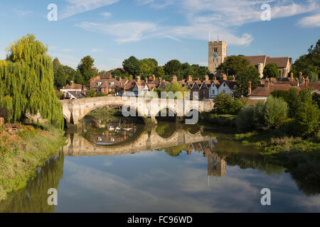 Aylesford Old Bridge e villaggio sul fiume Medway, Aylesford, Kent, England, Regno Unito, Europa Foto Stock