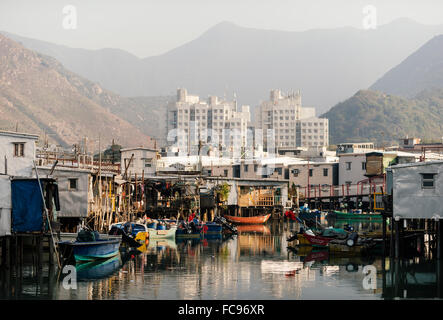 Canal scena, Tai O villaggio di pescatori, l'Isola di Lantau, Hong Kong, Cina, Asia Foto Stock