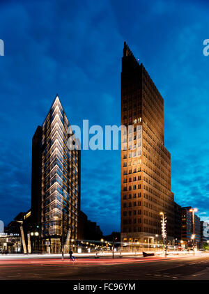 Esterno della torre Debis e Kollhoff Tower di notte, Potsdamer Platz, Berlin, Germania, Europa Foto Stock