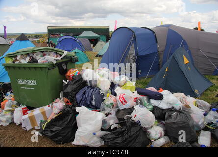Spazzatura circonda di un contenitore per i frequentatori del festival' tende in un campeggio campo in Y non festival di musica nel Peak District, REGNO UNITO Foto Stock