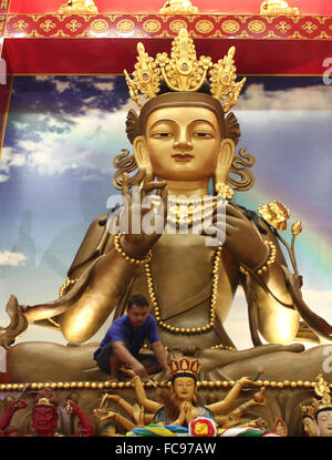 Sumatra, Indonesia. Il 21 gennaio, 2016. Indonesia un uomo cinese pulisce la statua di Buddha in preparazione per la celebrazione del Capodanno cinese in Satya il Tempio del Buddha di Medan, nel nord di Sumatra, Indonesia, il 21 gennaio 2016. Il nuovo anno lunare cinese cade il 8 febbraio di quest anno segna l Anno della Scimmia nel calendario cinese. Credito: Ivan Damanik/Alamy Live News Foto Stock