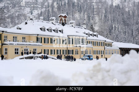 Kreuth, Germania. Xx gen, 2016. Neve si trova di fronte al palazzo delle conferenze in Kreuth, Germania, 20 gennaio 2016. La CSU ritiro conferenza si svolgerà dal 18 al 21 gennaio 2016 nell'Hanns Seidel Foundation Education Centre in Kreuth. Foto: Michael Winde/dpa/Alamy Live News Foto Stock