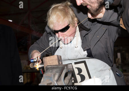 Edmonton, UK. Il 21 gennaio, 2016. Il sindaco di Londra Boris Johnson, prove fuori Londra la più grande laboratorio aperto come egli cerca la saldatura di una bicicletta di credito fram: Keith Larby/Alamy Live News Foto Stock