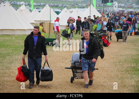 I frequentatori del festival che trasportano attrezzature per il campeggio e altre cose arrivano all'Y non festival di musica nel Peak District UK Foto Stock