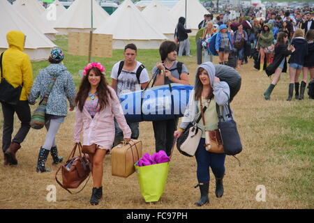 I frequentatori del festival che trasportano attrezzature per il campeggio e altre cose arrivano all'Y non festival di musica nel Peak District UK Foto Stock