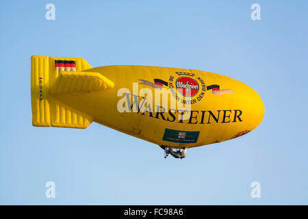 DEU, Germania, regione di Sauerland, Warstein, International Balloon Festival in Warstein, blimp del Warsteiner brewery [il ballo Foto Stock