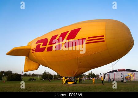 DEU, Germania, regione di Sauerland, Warstein, International Balloon Festival in Warstein, blimp di DHL [il balloon festival in guerre Foto Stock