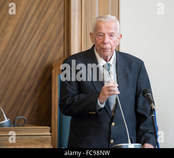 Brentwood, Essex, Regno Unito. Il 21 gennaio, 2016. Otto Deutsch (centro), Olocausto superstite del Kindertransport parlando all'Olocausto Memorial Day exhibition Credito: Ian Davidson/Alamy Live News Foto Stock