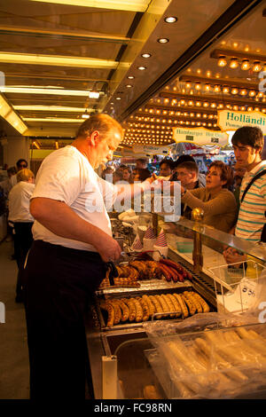 DEU, Germania, regione di Sauerland, Warstein, fiera presso il terreno della International Balloon Festival di Warstein, salsiccia stand [ Foto Stock