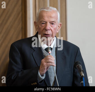 Brentwood, Essex, Regno Unito. Il 21 gennaio, 2016. Otto Deutsch (centro), Olocausto superstite del Kindertransport parlando all'Olocausto Memorial Day exhibition Credito: Ian Davidson/Alamy Live News Foto Stock